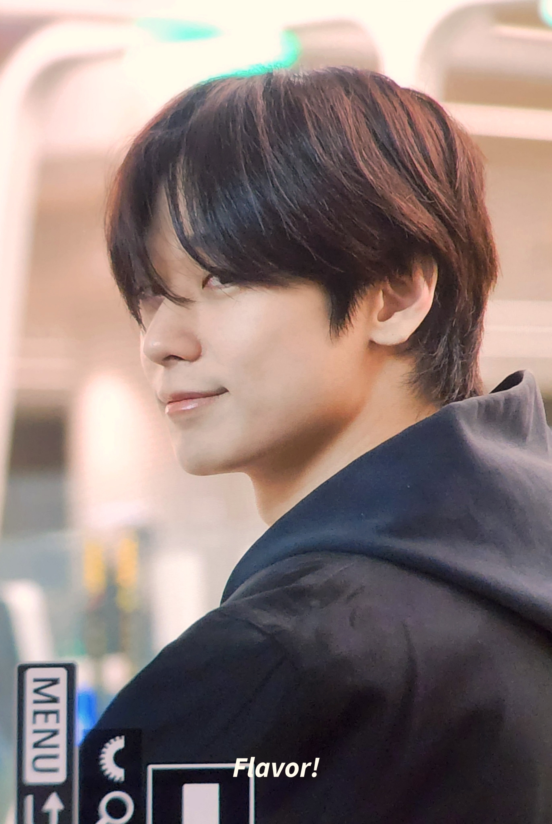 Nam ca sĩ bị c&ocirc;ng ty ghẻ lạnh, bỏ mặc tự xoay sở với 100kg h&agrave;nh l&yacute;?- Ảnh 2.