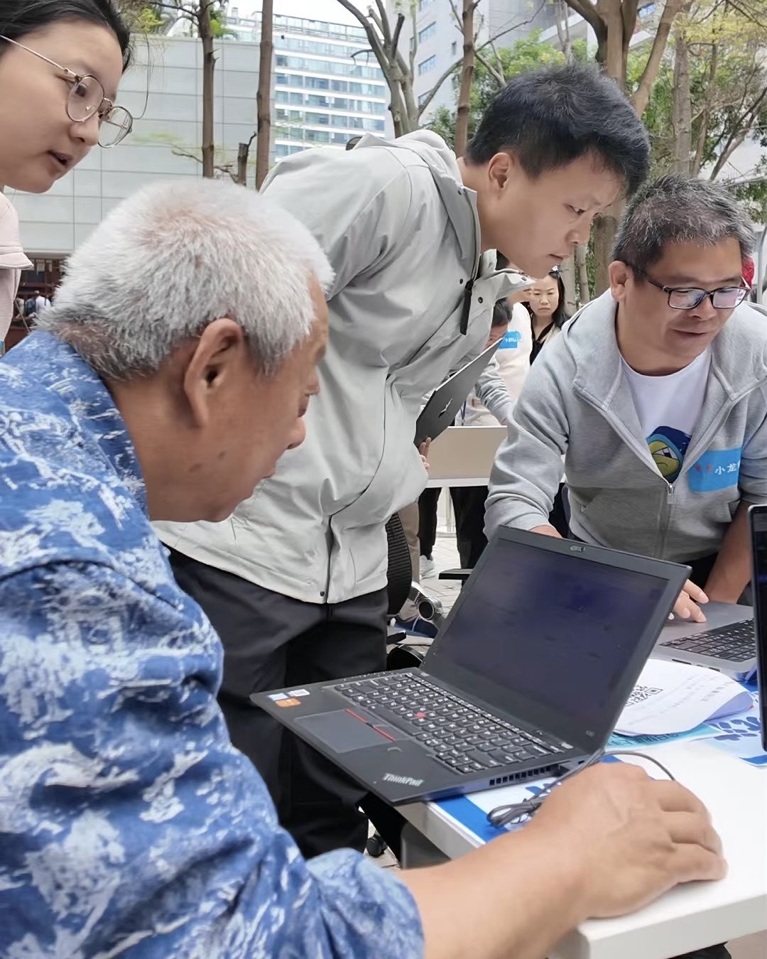 Trung Quốc: H&agrave;ng trăm người xếp h&agrave;ng để Tencent c&agrave;i miễn ph&iacute; OpenClaw, cả người gi&agrave; cũng h&aacute;o hức với AI Agent- Ảnh 4.