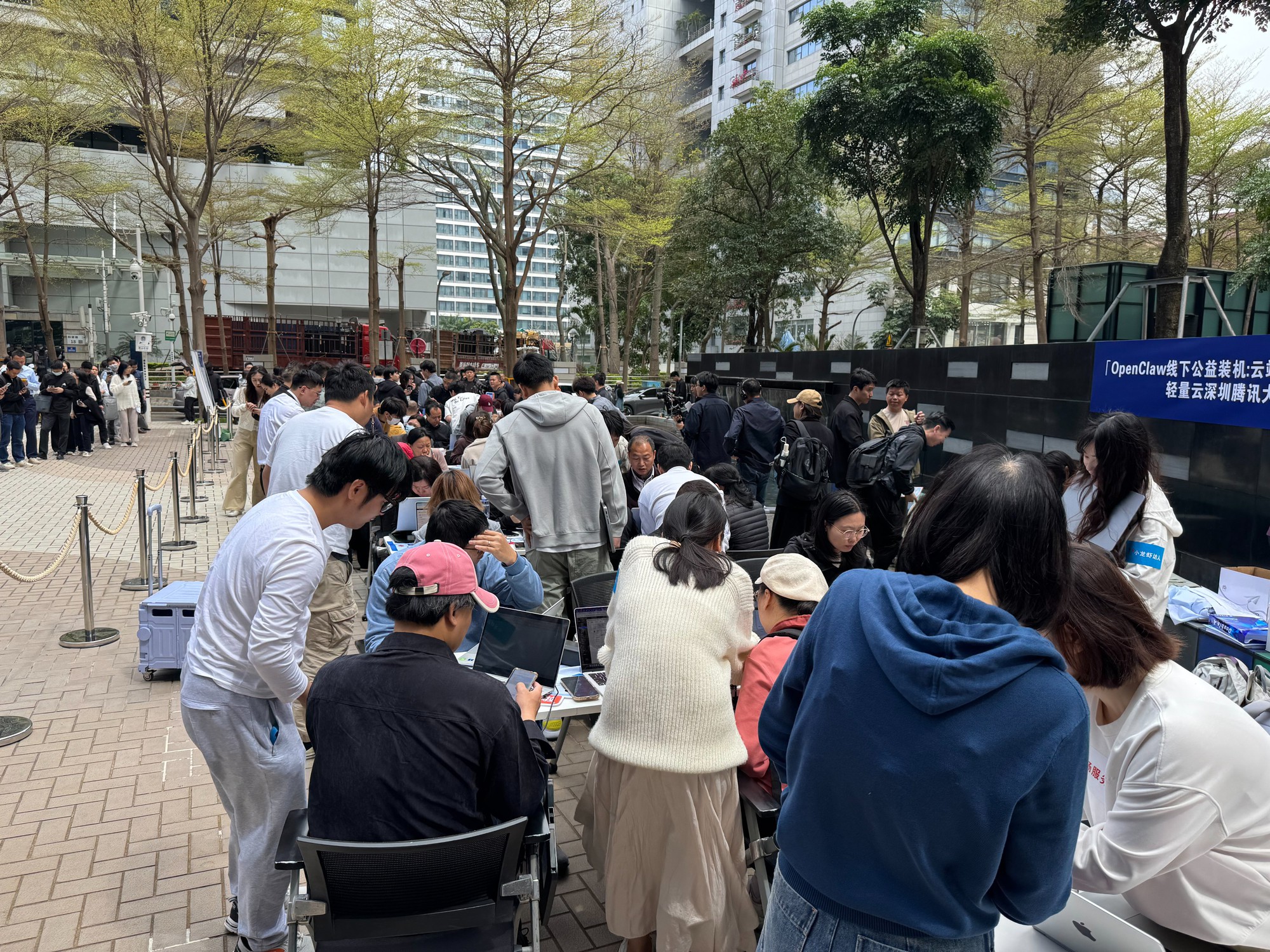 Trung Quốc: H&agrave;ng trăm người xếp h&agrave;ng để Tencent c&agrave;i miễn ph&iacute; OpenClaw, cả người gi&agrave; cũng h&aacute;o hức với AI Agent- Ảnh 2.