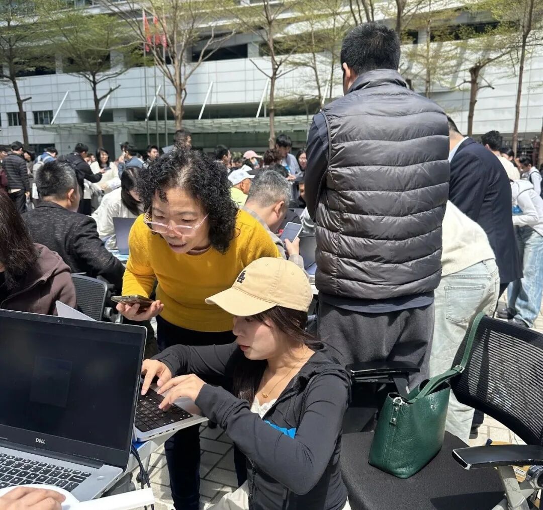 Trung Quốc: H&agrave;ng trăm người xếp h&agrave;ng để Tencent c&agrave;i miễn ph&iacute; OpenClaw, cả người gi&agrave; cũng h&aacute;o hức với AI Agent- Ảnh 5.