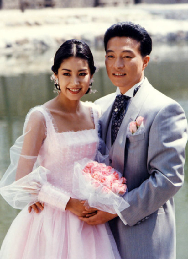 Cảnh tượng hỗn loạn b&oacute;c trần vỏ bọc h&ocirc;n nh&acirc;n của cặp đ&ocirc;i đẹp h&agrave;ng đầu showbiz- Ảnh 1.