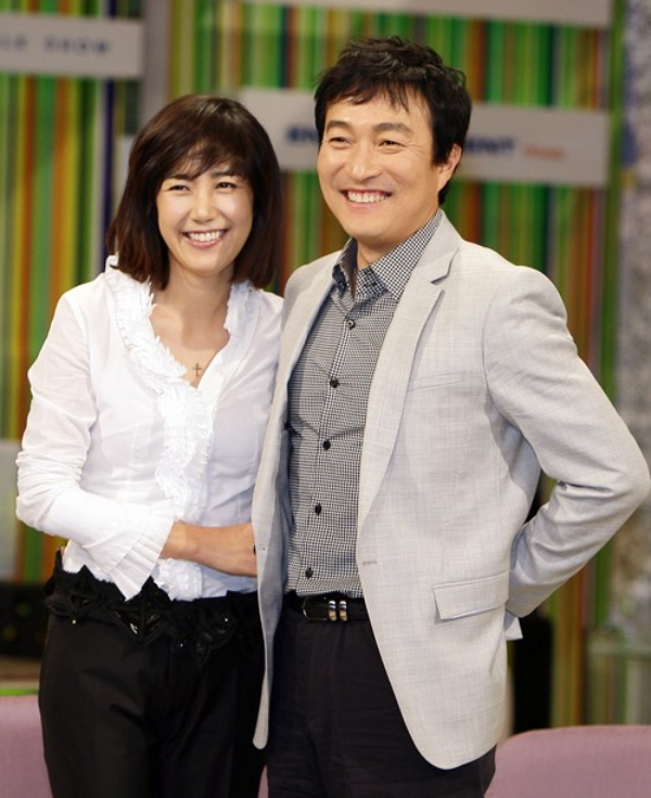 Cảnh tượng hỗn loạn b&oacute;c trần vỏ bọc h&ocirc;n nh&acirc;n của cặp đ&ocirc;i đẹp h&agrave;ng đầu showbiz- Ảnh 2.