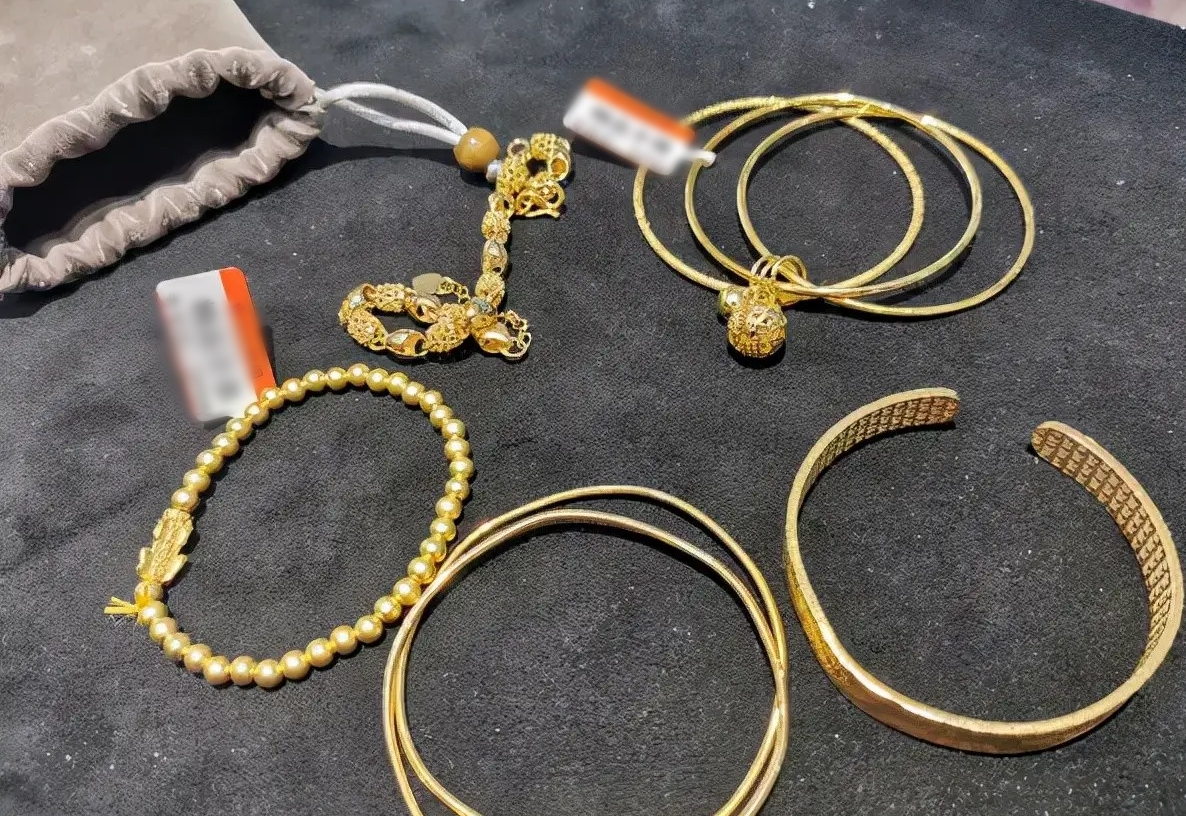 Dẫn mẹ đi mua nh&agrave;, b&agrave; mở vali đưa ra một t&uacute;i v&agrave;ng d&ugrave; lương hưu 0 đồng: To&agrave;n bộ b&iacute; quyết!- Ảnh 2.