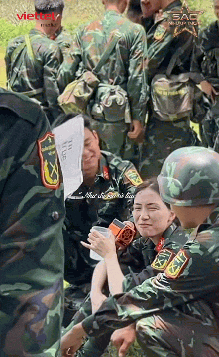 Khoảnh khắc chứng minh chồng sắp cưới của H&ograve;a Minzy &ldquo;tr&uacute;ng s&eacute;t &aacute;i t&igrave;nh&rdquo; từ c&aacute;i nh&igrave;n đầu ti&ecirc;n- Ảnh 4.