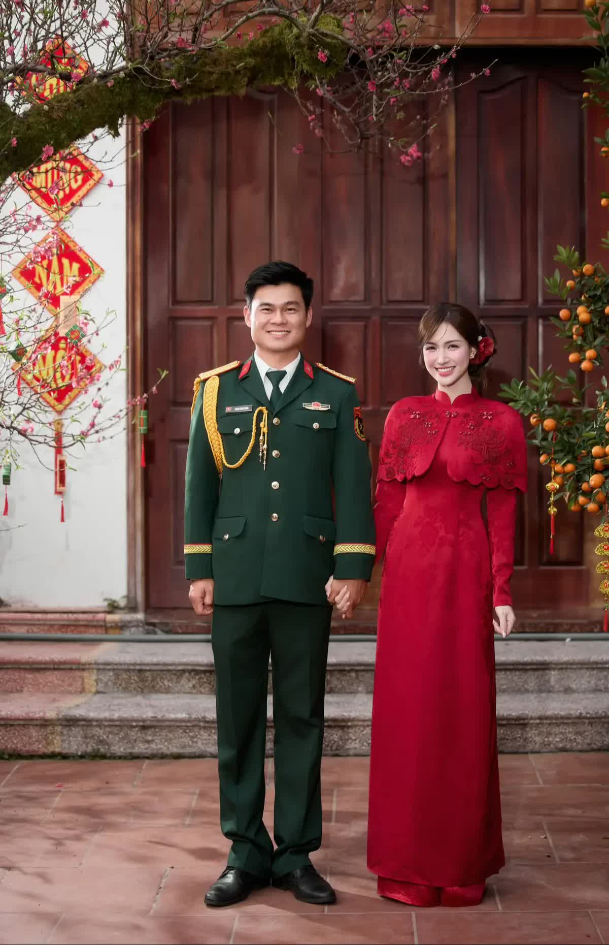 Khoảnh khắc chứng minh chồng sắp cưới của H&ograve;a Minzy &ldquo;tr&uacute;ng s&eacute;t &aacute;i t&igrave;nh&rdquo; từ c&aacute;i nh&igrave;n đầu ti&ecirc;n- Ảnh 1.