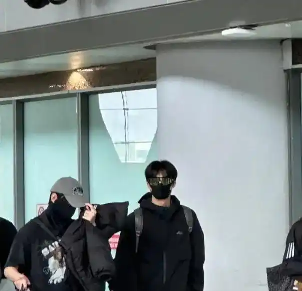 Tống Uy Long tức giận khi bị đeo bám ở sân bay- Ảnh 1. Tống Uy Long tức giận khi bị đeo bám ở sân bay- Ảnh 1.