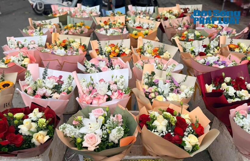 Thị trường qu&agrave; tặng 8/3/2026 s&ocirc;i động: Hoa, mỹ phẩm v&agrave; qu&agrave; c&aacute; nh&acirc;n h&oacute;a &ldquo;l&ecirc;n ng&ocirc;i"- Ảnh 1.