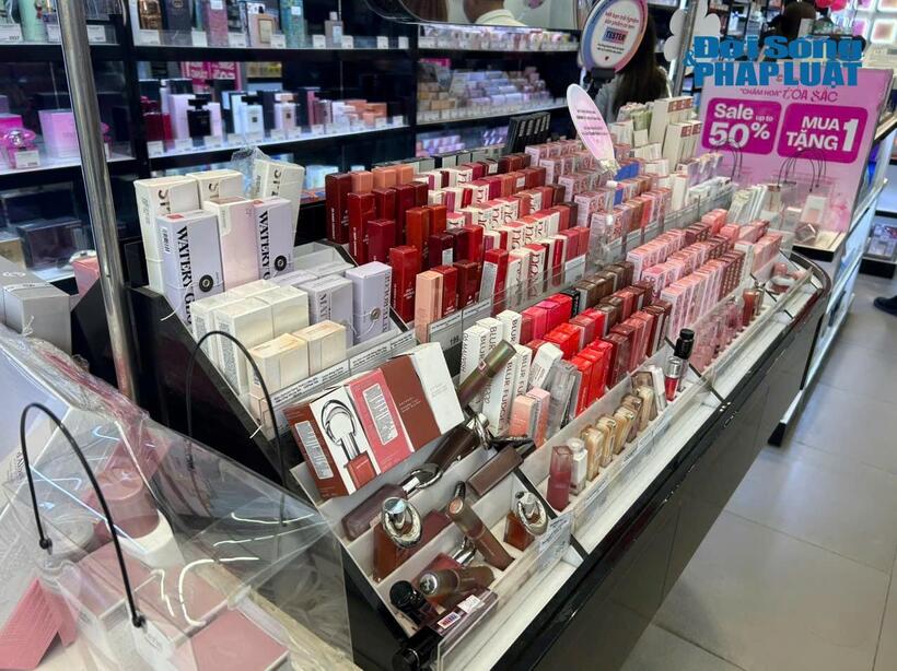 Thị trường qu&agrave; tặng 8/3/2026 s&ocirc;i động: Hoa, mỹ phẩm v&agrave; qu&agrave; c&aacute; nh&acirc;n h&oacute;a &ldquo;l&ecirc;n ng&ocirc;i"- Ảnh 7.