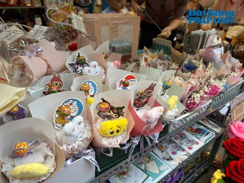 Thị trường qu&agrave; tặng 8/3/2026 s&ocirc;i động: Hoa, mỹ phẩm v&agrave; qu&agrave; c&aacute; nh&acirc;n h&oacute;a &ldquo;l&ecirc;n ng&ocirc;i"- Ảnh 6.