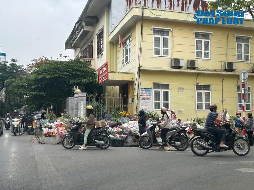 Thị trường qu&agrave; tặng 8/3/2026 s&ocirc;i động: Hoa, mỹ phẩm v&agrave; qu&agrave; c&aacute; nh&acirc;n h&oacute;a &ldquo;l&ecirc;n ng&ocirc;i"- Ảnh 4.