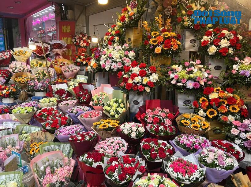 Thị trường qu&agrave; tặng 8/3/2026 s&ocirc;i động: Hoa, mỹ phẩm v&agrave; qu&agrave; c&aacute; nh&acirc;n h&oacute;a &ldquo;l&ecirc;n ng&ocirc;i"- Ảnh 2.