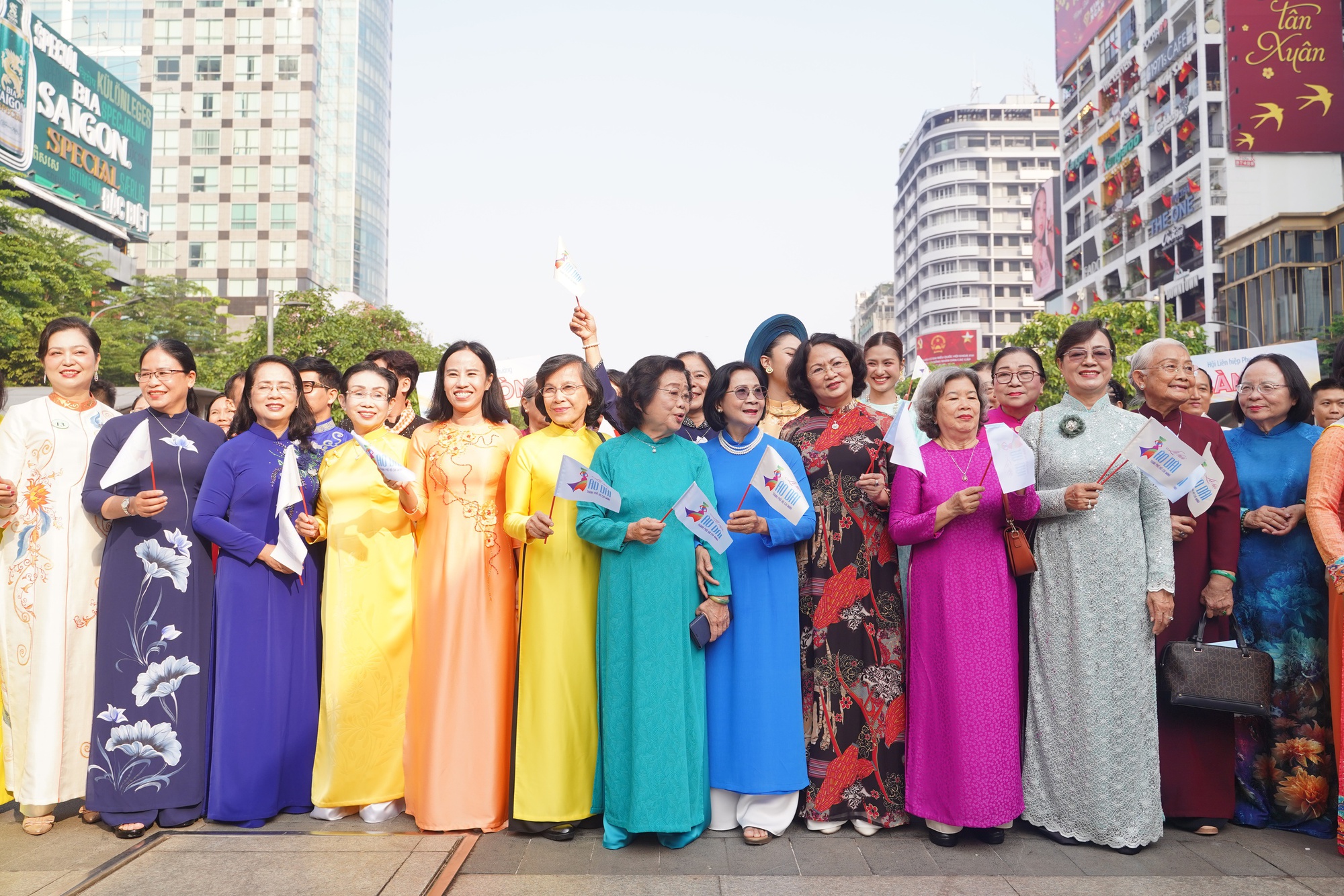 Cảnh tượng hiếm thấy ở phố đi bộ Nguyễn Huệ: 3.000 phụ nữ c&ugrave;ng l&agrave;m một việc v&agrave;o ng&agrave;y 8/3- Ảnh 4.