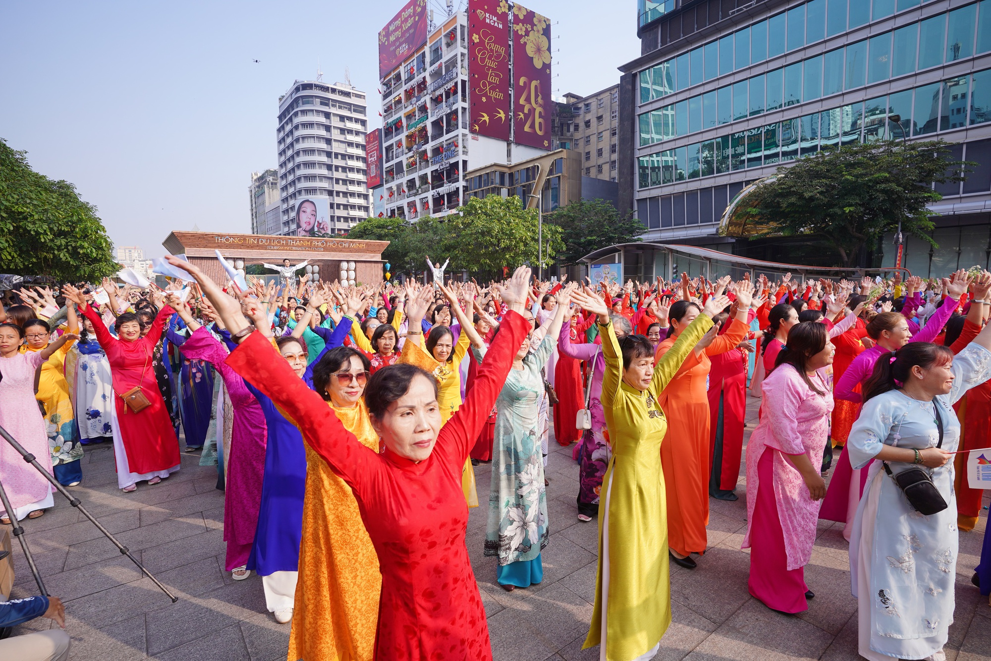 Cảnh tượng hiếm thấy ở phố đi bộ Nguyễn Huệ: 3.000 phụ nữ c&ugrave;ng l&agrave;m một việc v&agrave;o ng&agrave;y 8/3- Ảnh 2.