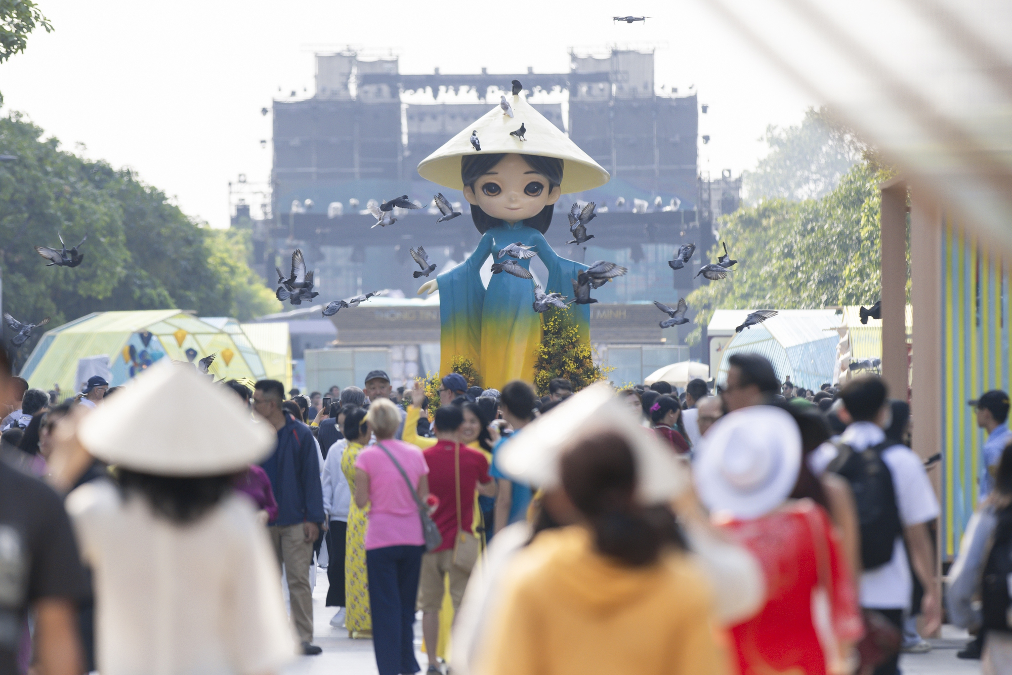 Cảnh tượng hiếm thấy ở phố đi bộ Nguyễn Huệ: 3.000 phụ nữ c&ugrave;ng l&agrave;m một việc v&agrave;o ng&agrave;y 8/3- Ảnh 1.