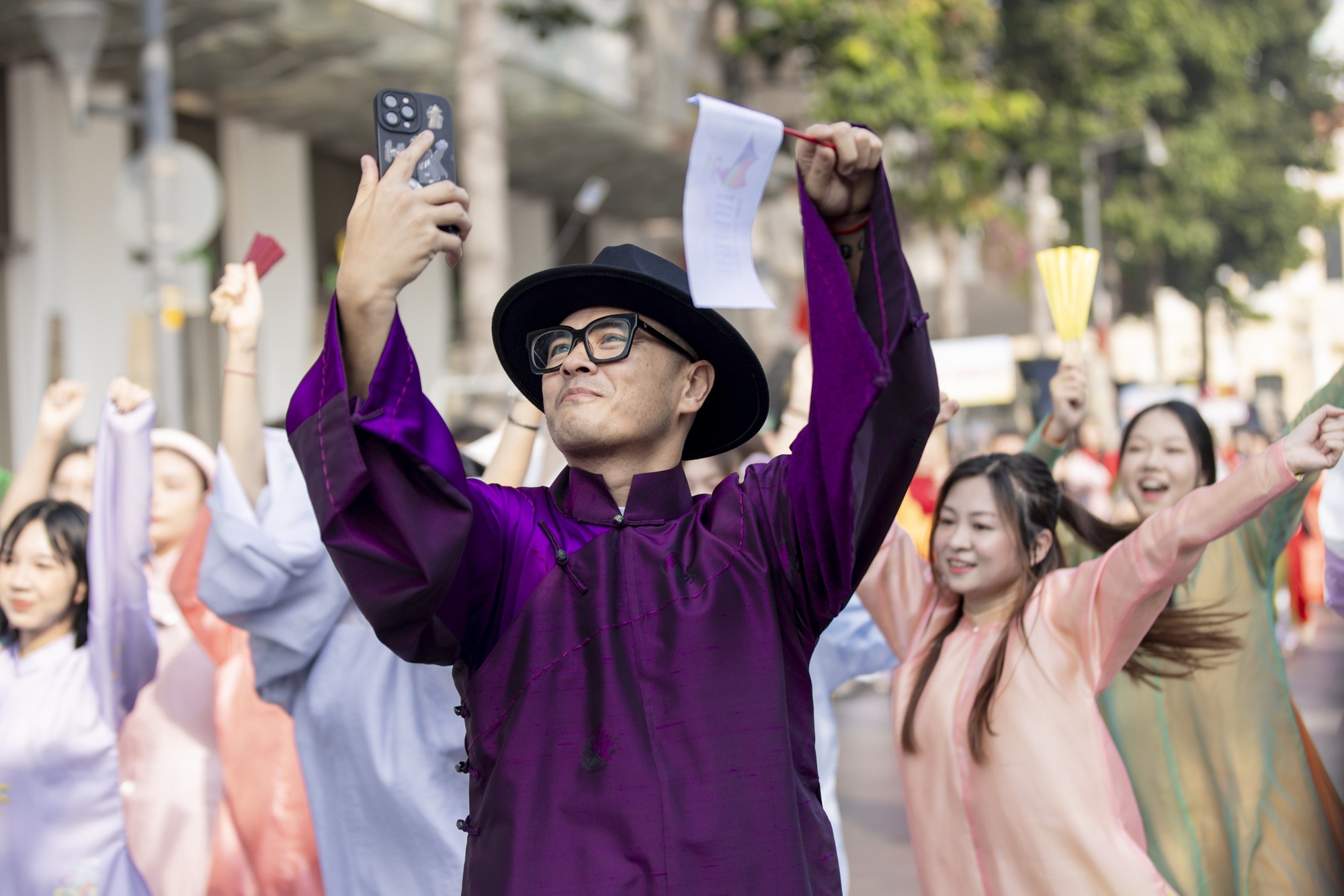 Cảnh tượng hiếm thấy ở phố đi bộ Nguyễn Huệ: 3.000 phụ nữ c&ugrave;ng l&agrave;m một việc v&agrave;o ng&agrave;y 8/3- Ảnh 3.