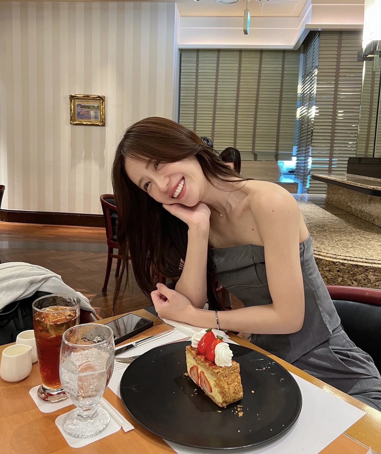 Mẹ Nhật U40 xinh đẹp, tươi tắn như ngo&agrave;i 20: B&iacute; quyết d&aacute;ng đẹp bắt nguồn từ c&aacute;ch ăn- Ảnh 2.