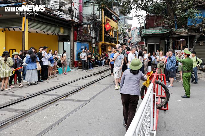 Phố c&agrave; ph&ecirc; đường t&agrave;u H&agrave; Nội lại đ&ocirc;ng nghịt kh&aacute;ch T&acirc;y sau đợt th&aacute;o dỡ vi phạm- Ảnh 8.