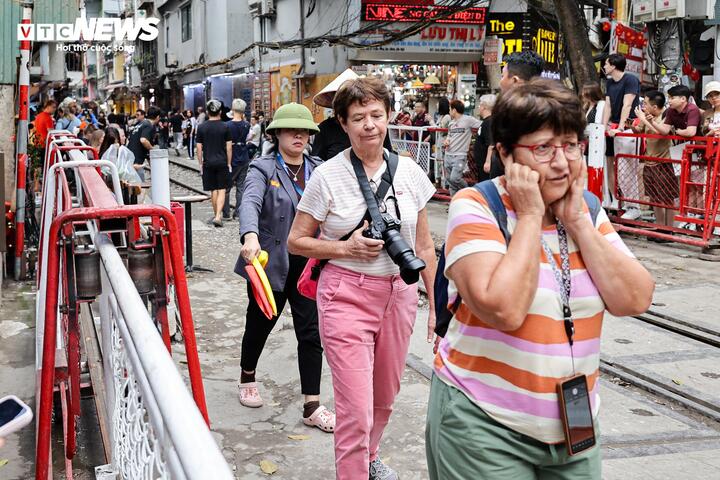 Phố c&agrave; ph&ecirc; đường t&agrave;u H&agrave; Nội lại đ&ocirc;ng nghịt kh&aacute;ch T&acirc;y sau đợt th&aacute;o dỡ vi phạm- Ảnh 9.