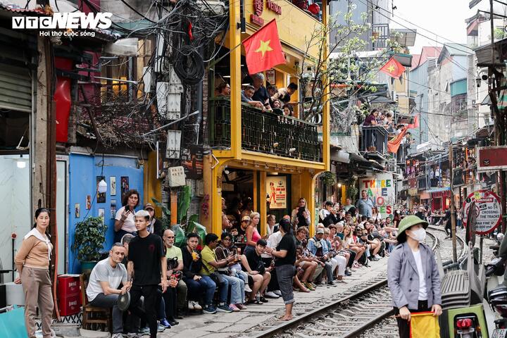 Phố c&agrave; ph&ecirc; đường t&agrave;u H&agrave; Nội lại đ&ocirc;ng nghịt kh&aacute;ch T&acirc;y sau đợt th&aacute;o dỡ vi phạm- Ảnh 11.