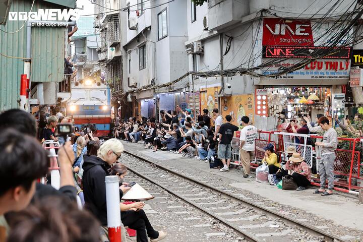 Phố c&agrave; ph&ecirc; đường t&agrave;u H&agrave; Nội lại đ&ocirc;ng nghịt kh&aacute;ch T&acirc;y sau đợt th&aacute;o dỡ vi phạm- Ảnh 10.