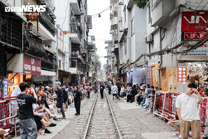 Phố c&agrave; ph&ecirc; đường t&agrave;u H&agrave; Nội lại đ&ocirc;ng nghịt kh&aacute;ch T&acirc;y sau đợt th&aacute;o dỡ vi phạm- Ảnh 1.