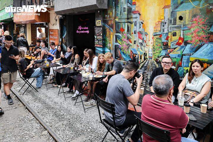 Phố c&agrave; ph&ecirc; đường t&agrave;u H&agrave; Nội lại đ&ocirc;ng nghịt kh&aacute;ch T&acirc;y sau đợt th&aacute;o dỡ vi phạm- Ảnh 5.