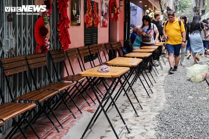 Phố c&agrave; ph&ecirc; đường t&agrave;u H&agrave; Nội lại đ&ocirc;ng nghịt kh&aacute;ch T&acirc;y sau đợt th&aacute;o dỡ vi phạm- Ảnh 3.