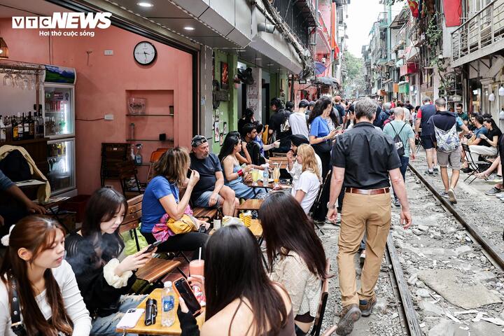 Phố c&agrave; ph&ecirc; đường t&agrave;u H&agrave; Nội lại đ&ocirc;ng nghịt kh&aacute;ch T&acirc;y sau đợt th&aacute;o dỡ vi phạm- Ảnh 4.