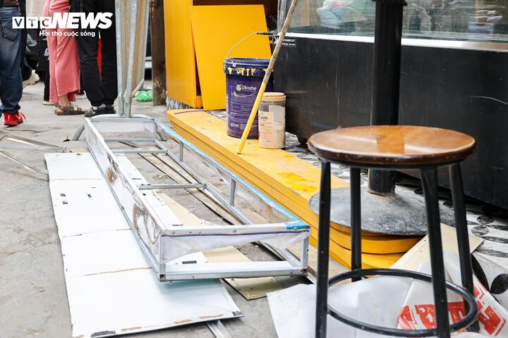 Phố c&agrave; ph&ecirc; đường t&agrave;u H&agrave; Nội lại đ&ocirc;ng nghịt kh&aacute;ch T&acirc;y sau đợt th&aacute;o dỡ vi phạm- Ảnh 16.