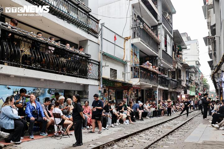 Phố c&agrave; ph&ecirc; đường t&agrave;u H&agrave; Nội lại đ&ocirc;ng nghịt kh&aacute;ch T&acirc;y sau đợt th&aacute;o dỡ vi phạm- Ảnh 7.