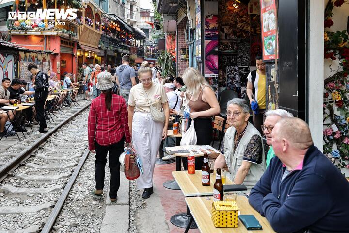 Phố c&agrave; ph&ecirc; đường t&agrave;u H&agrave; Nội lại đ&ocirc;ng nghịt kh&aacute;ch T&acirc;y sau đợt th&aacute;o dỡ vi phạm- Ảnh 13.