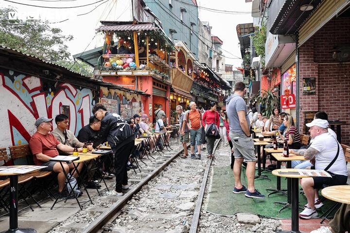 Phố c&agrave; ph&ecirc; đường t&agrave;u H&agrave; Nội lại đ&ocirc;ng nghịt kh&aacute;ch T&acirc;y sau đợt th&aacute;o dỡ vi phạm- Ảnh 6.