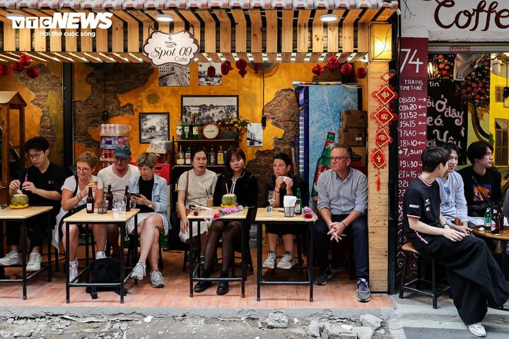 Phố c&agrave; ph&ecirc; đường t&agrave;u H&agrave; Nội lại đ&ocirc;ng nghịt kh&aacute;ch T&acirc;y sau đợt th&aacute;o dỡ vi phạm- Ảnh 18.