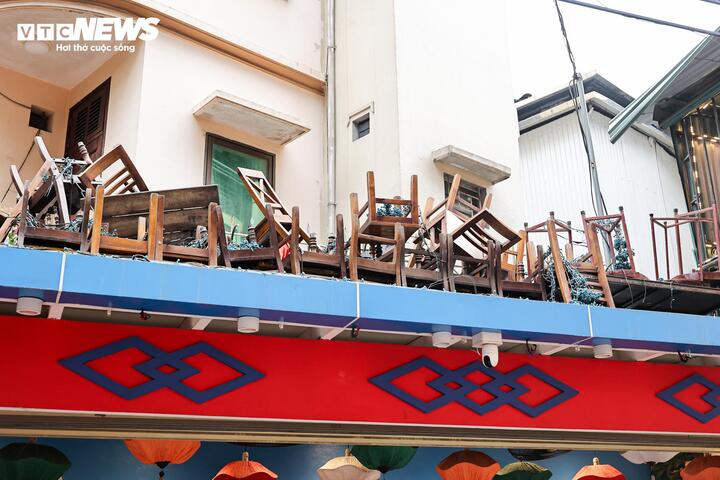 Phố c&agrave; ph&ecirc; đường t&agrave;u H&agrave; Nội lại đ&ocirc;ng nghịt kh&aacute;ch T&acirc;y sau đợt th&aacute;o dỡ vi phạm- Ảnh 17.