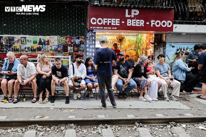 Phố c&agrave; ph&ecirc; đường t&agrave;u H&agrave; Nội lại đ&ocirc;ng nghịt kh&aacute;ch T&acirc;y sau đợt th&aacute;o dỡ vi phạm- Ảnh 19.