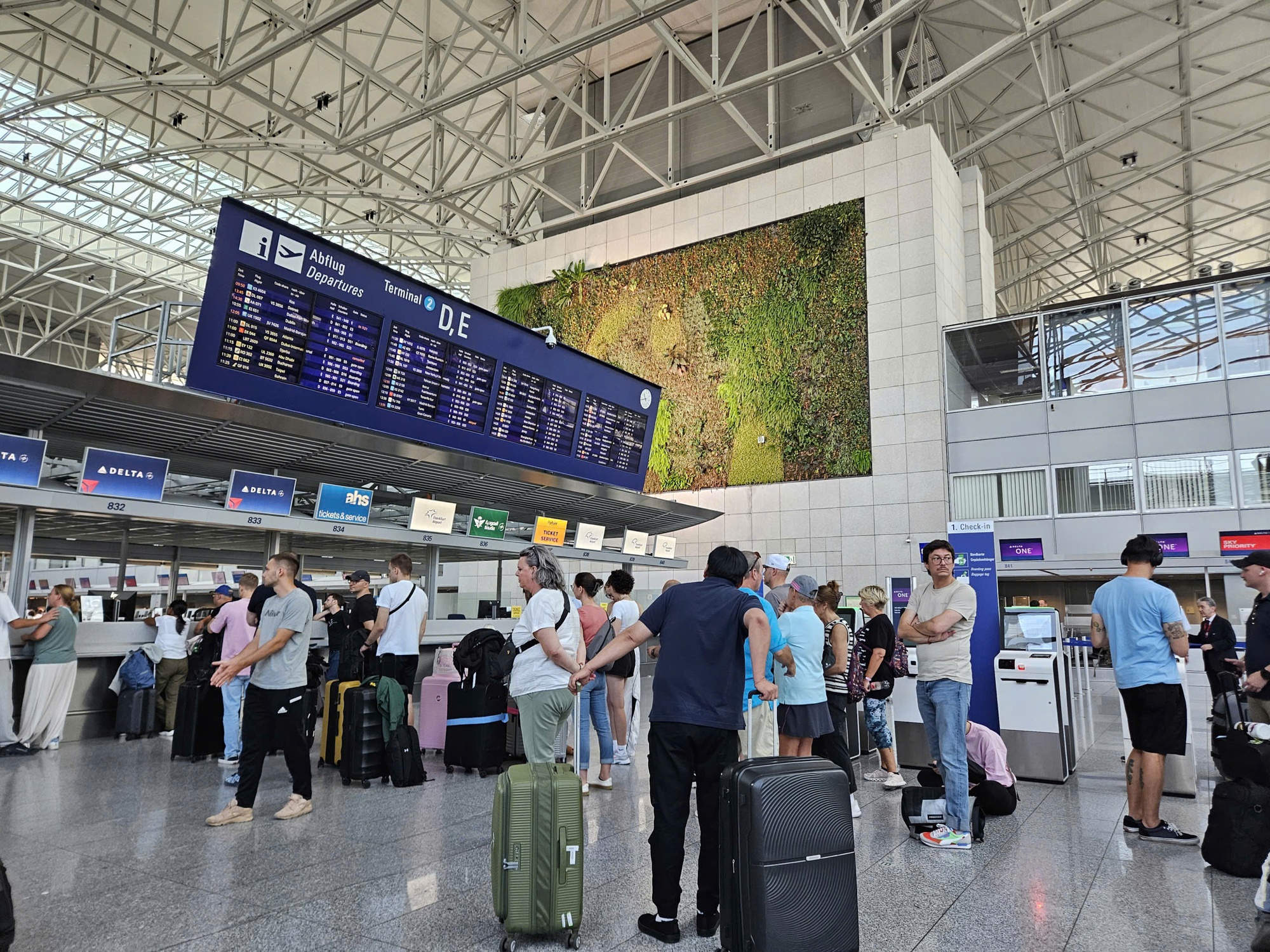 Gi&aacute; v&eacute; m&aacute;y bay đi ch&acirc;u &Acirc;u khan hiếm v&agrave; l&ecirc;n cả trăm triệu, nhiều người &ldquo;đứng ngồi kh&ocirc;ng y&ecirc;n"- Ảnh 1.