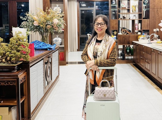 Từng liệt nửa người v&igrave; ung thư m&aacute;u, người phụ nữ ngo&agrave;i 60 tuổi hồi sinh kỳ diệu: 8 th&aacute;ng sau đứng lớp 6 tiết mỗi ng&agrave;y- Ảnh 4.