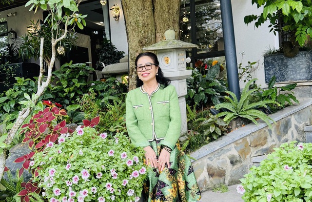 Từng liệt nửa người v&igrave; ung thư m&aacute;u, người phụ nữ ngo&agrave;i 60 tuổi hồi sinh kỳ diệu: 8 th&aacute;ng sau đứng lớp 6 tiết mỗi ng&agrave;y- Ảnh 5.