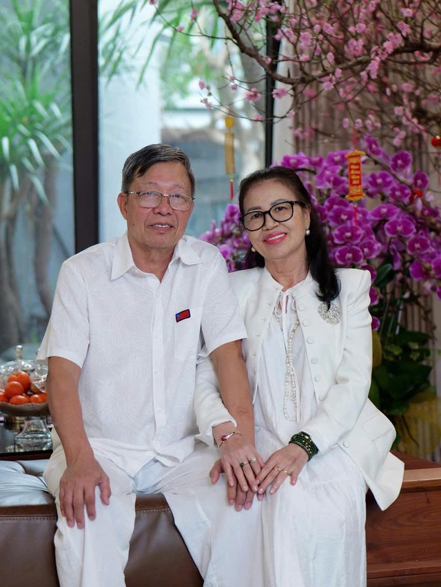 Từng liệt nửa người v&igrave; ung thư m&aacute;u, người phụ nữ ngo&agrave;i 60 tuổi hồi sinh kỳ diệu: 8 th&aacute;ng sau đứng lớp 6 tiết mỗi ng&agrave;y- Ảnh 6.