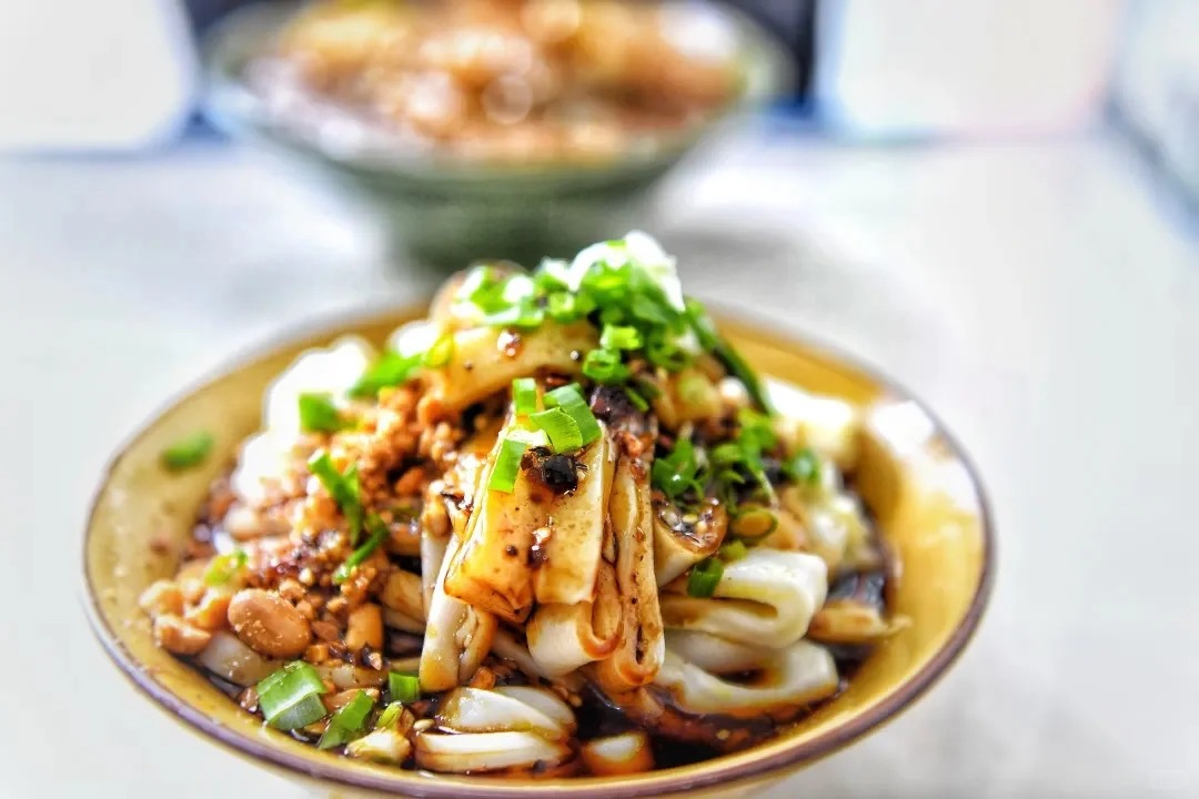 Kh&aacute;m ph&aacute; 6 m&oacute;n ăn lề đường "đỉnh n&oacute;c" khiến d&acirc;n bản địa m&ecirc; mẩn ở Tứ Xuy&ecirc;n, m&oacute;n số 6 giống hệt b&aacute;nh m&igrave; ph&aacute; lấu Việt Nam!- Ảnh 6.