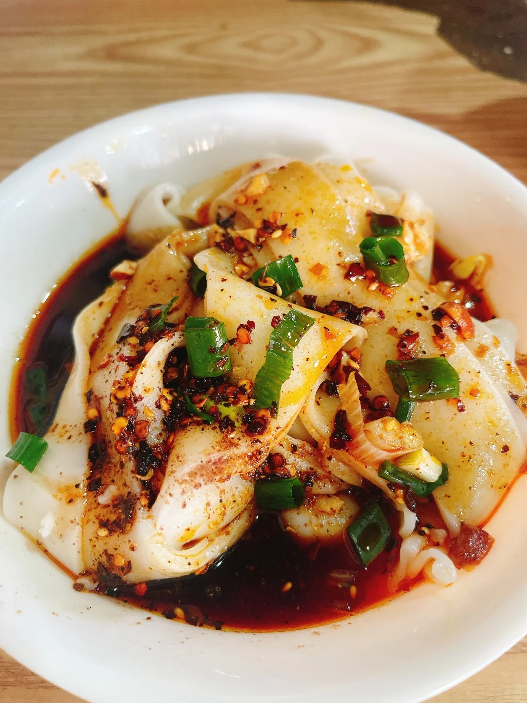 Kh&aacute;m ph&aacute; 6 m&oacute;n ăn lề đường "đỉnh n&oacute;c" khiến d&acirc;n bản địa m&ecirc; mẩn ở Tứ Xuy&ecirc;n, m&oacute;n số 6 giống hệt b&aacute;nh m&igrave; ph&aacute; lấu Việt Nam!- Ảnh 2.