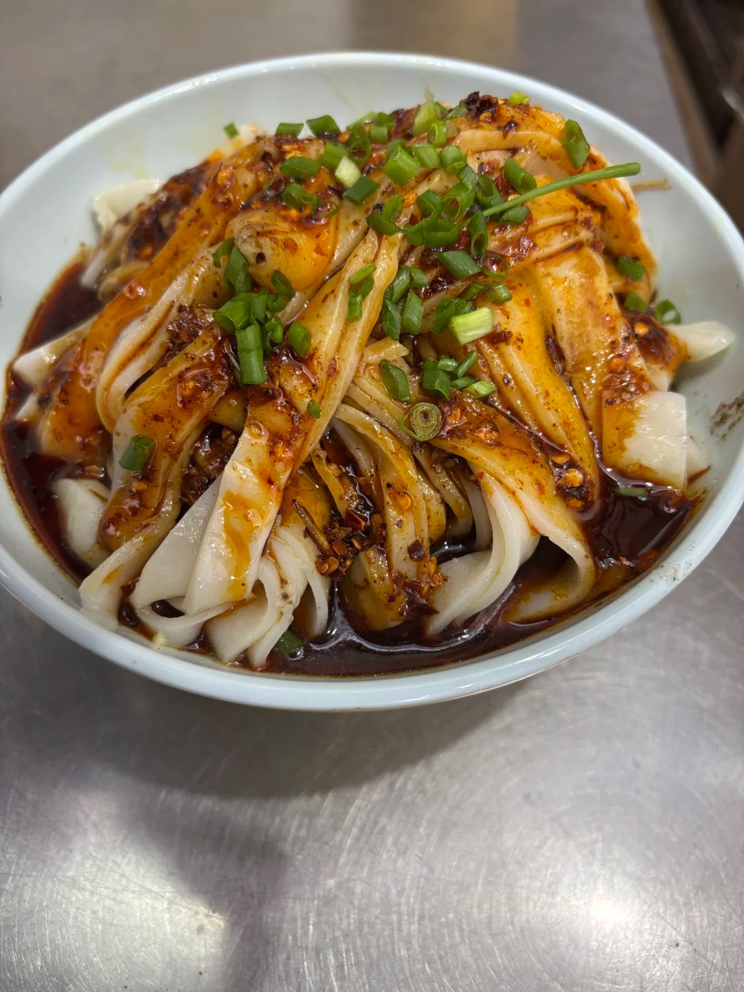 Kh&aacute;m ph&aacute; 6 m&oacute;n ăn lề đường "đỉnh n&oacute;c" khiến d&acirc;n bản địa m&ecirc; mẩn ở Tứ Xuy&ecirc;n, m&oacute;n số 6 giống hệt b&aacute;nh m&igrave; ph&aacute; lấu Việt Nam!- Ảnh 5.