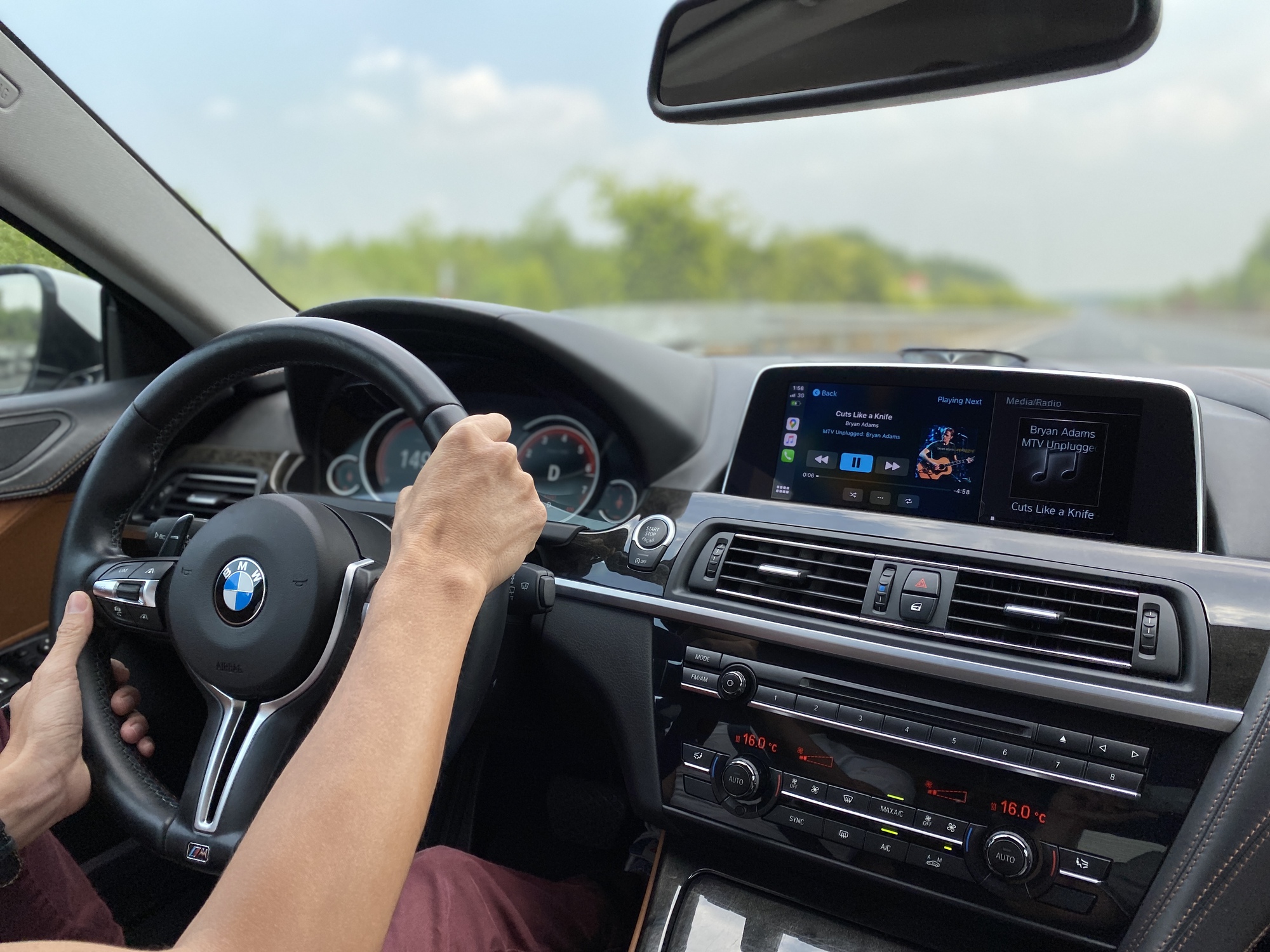 Vừa l&aacute;i &ocirc; t&ocirc; vừa nghe nhạc c&oacute; vi phạm kh&ocirc;ng? T&agrave;i xế c&oacute; thể bị phạt tới 6 triệu đồng nếu bỏ qua chi tiết n&agrave;y- Ảnh 1.