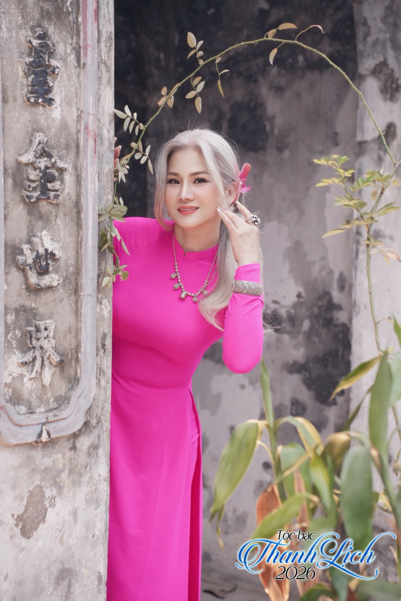 &ldquo;Hoa hậu t&oacute;c bạc&rdquo; của phụ nữ trung ni&ecirc;n: Nhan sắc cao sang của người phụ nữ 52 tuổi g&acirc;y ch&uacute; &yacute; với suối t&oacute;c bạc bồng bềnh- Ảnh 5.