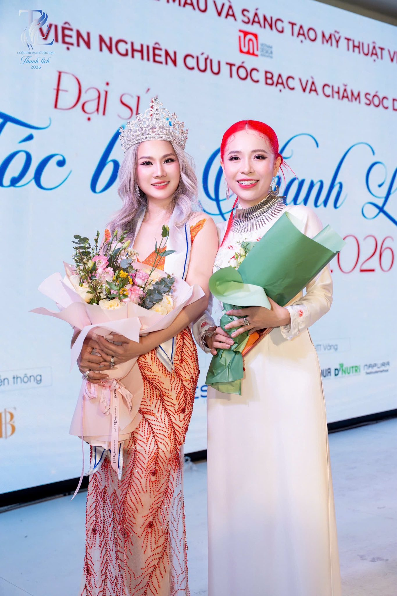 &ldquo;Hoa hậu t&oacute;c bạc&rdquo; của phụ nữ trung ni&ecirc;n: Nhan sắc cao sang của người phụ nữ 52 tuổi g&acirc;y ch&uacute; &yacute; với suối t&oacute;c bạc bồng bềnh- Ảnh 2.