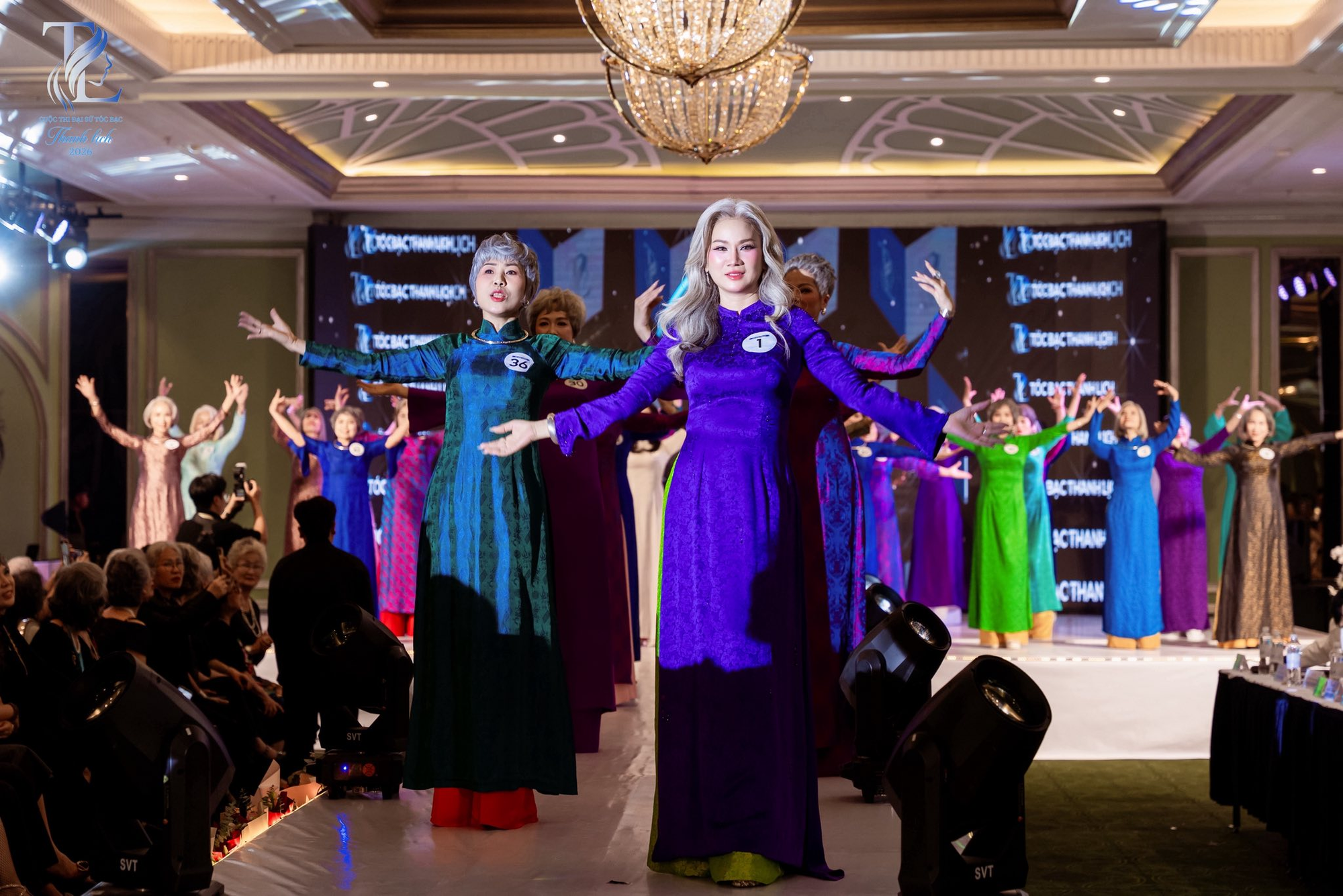 &ldquo;Hoa hậu t&oacute;c bạc&rdquo; của phụ nữ trung ni&ecirc;n: Nhan sắc cao sang của người phụ nữ 52 tuổi g&acirc;y ch&uacute; &yacute; với suối t&oacute;c bạc bồng bềnh- Ảnh 4.