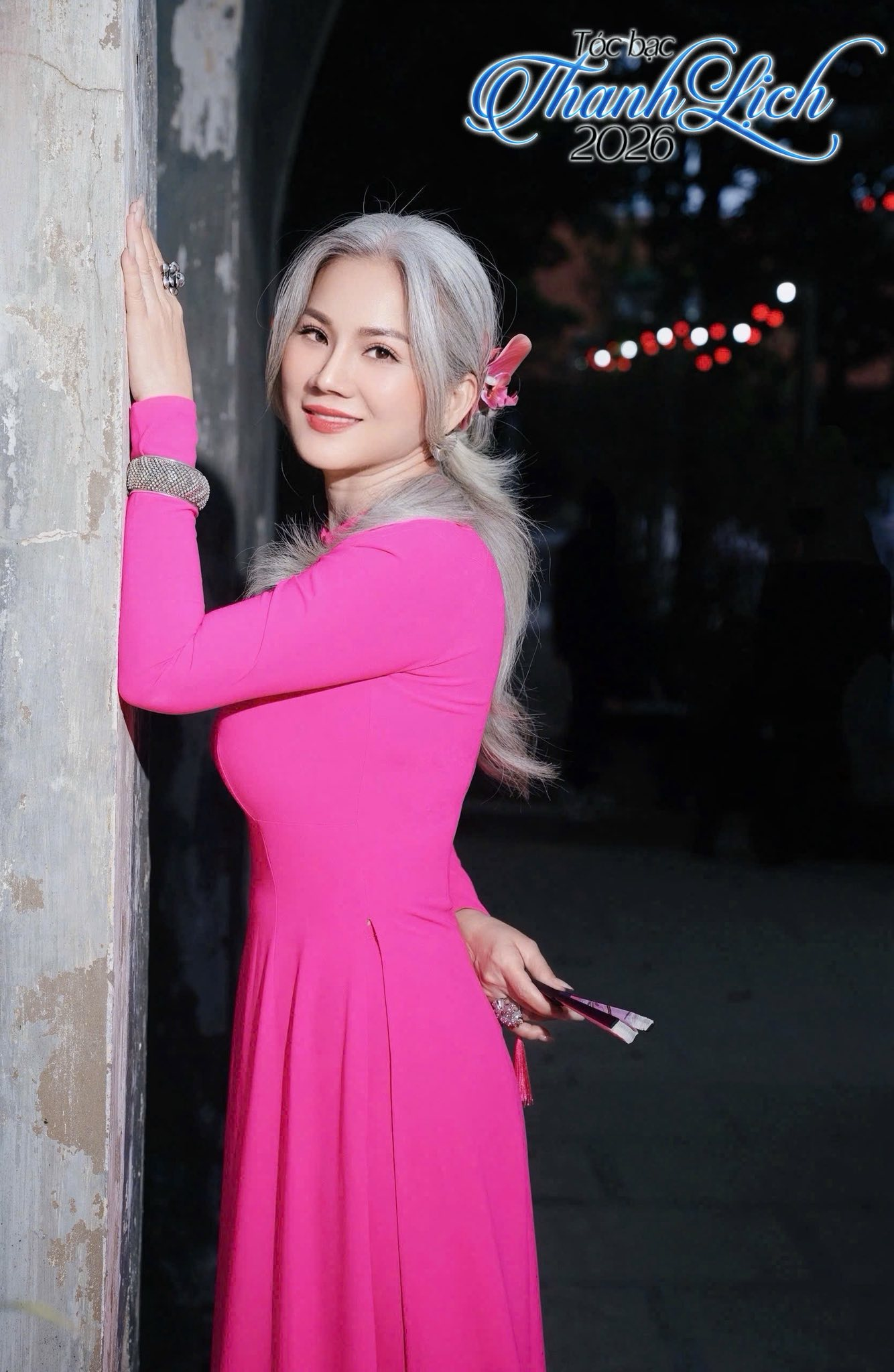 &ldquo;Hoa hậu t&oacute;c bạc&rdquo; của phụ nữ trung ni&ecirc;n: Nhan sắc cao sang của người phụ nữ 52 tuổi g&acirc;y ch&uacute; &yacute; với suối t&oacute;c bạc bồng bềnh- Ảnh 6.