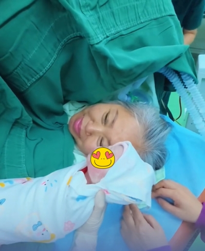 Cụ b&agrave; U70 sinh con, biết t&igrave;nh huống mang thai mới kh&oacute; tin- Ảnh 1.