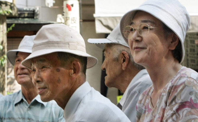 Nghi&ecirc;n cứu 250 người sống thọ gần v&agrave; tr&ecirc;n 100 tuổi ph&aacute;t hiện 2 điểm chung bất ngờ: Kh&ocirc;ng phải tập thể dục hay th&oacute;i quen ăn uống- Ảnh 2.