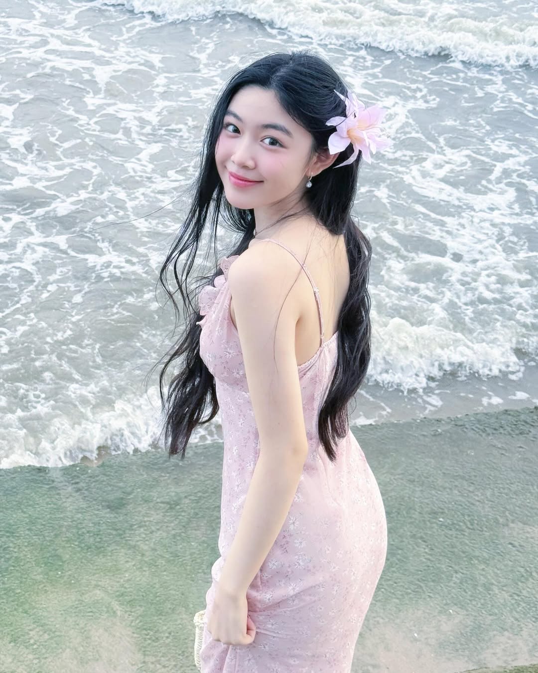 Lọ Lem kh&ocirc;ng mặc bikini, ra biển vẫn l&agrave; nữ thần!- Ảnh 8.